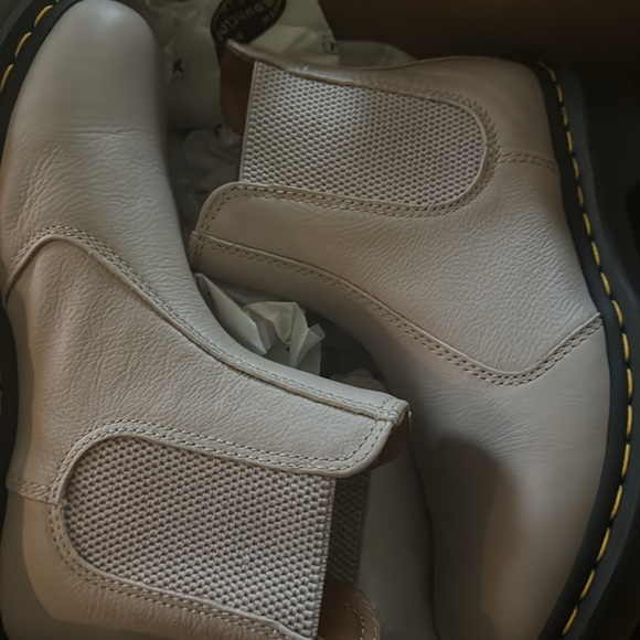 Women’s Dr Martens NIB vintage taupe in color - Picture 4 of 5